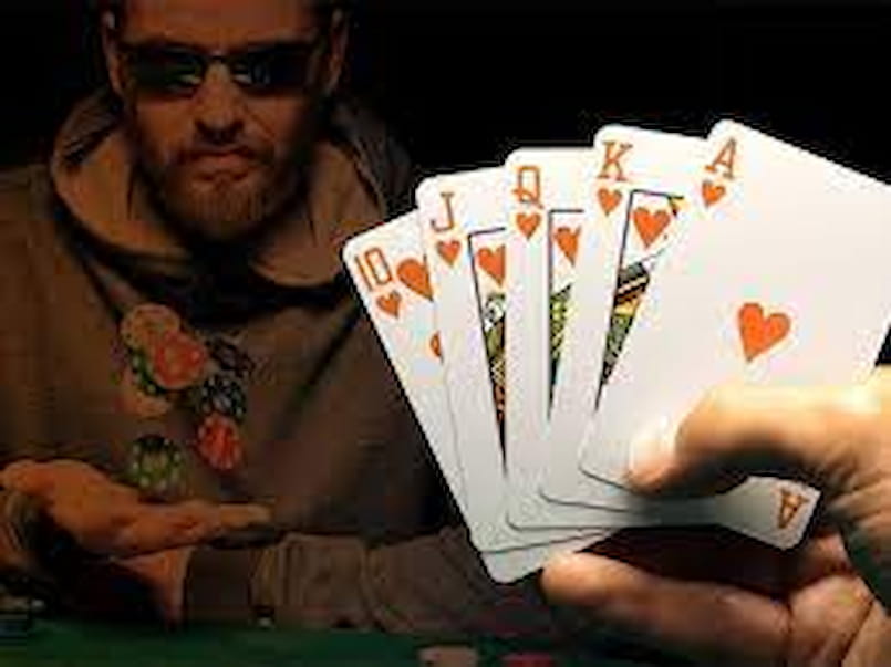 Lợi ích của bluff trong poker là gì?
